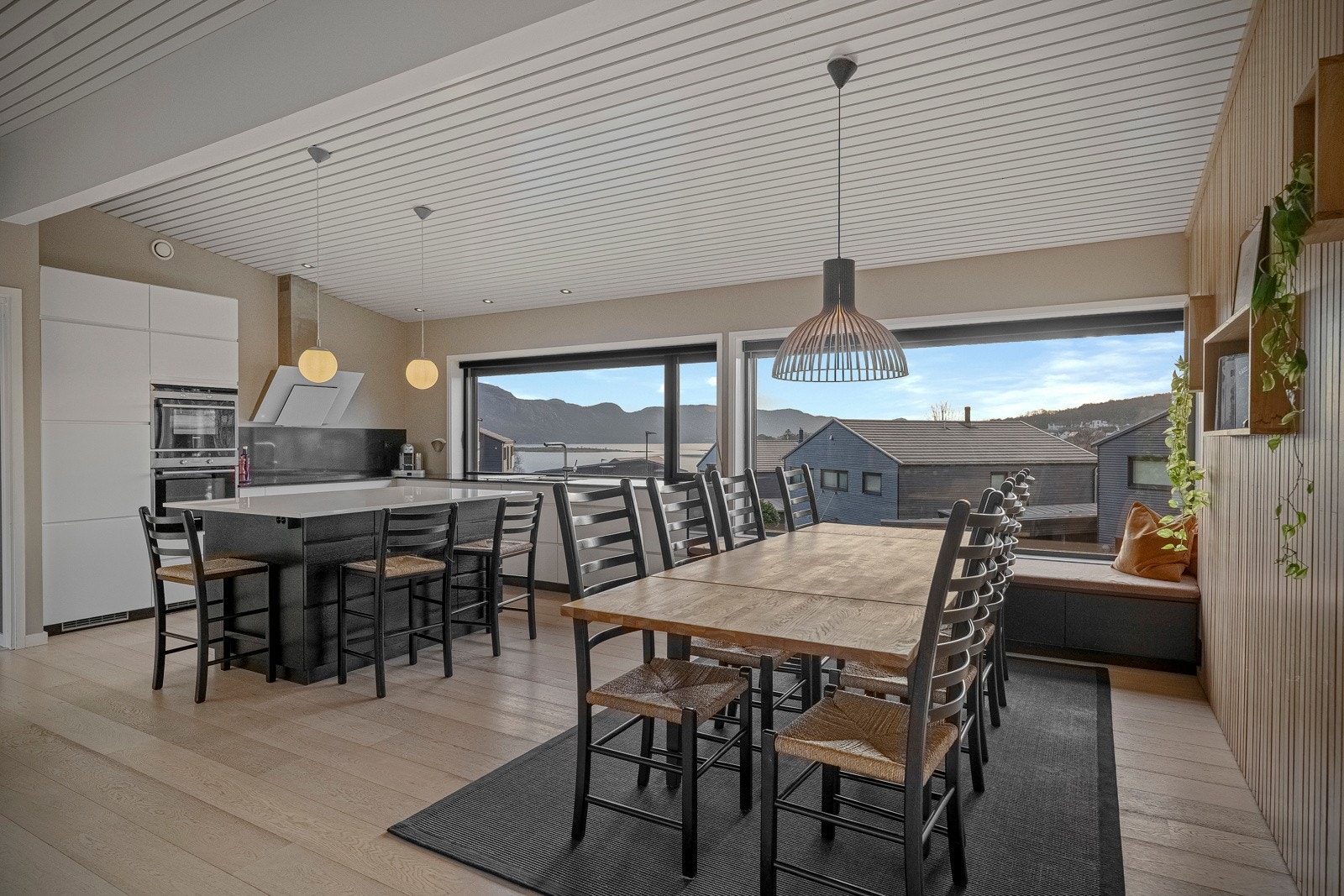 Spisestuen ligger praktisk til ved kjøkkenet. Galleribilde