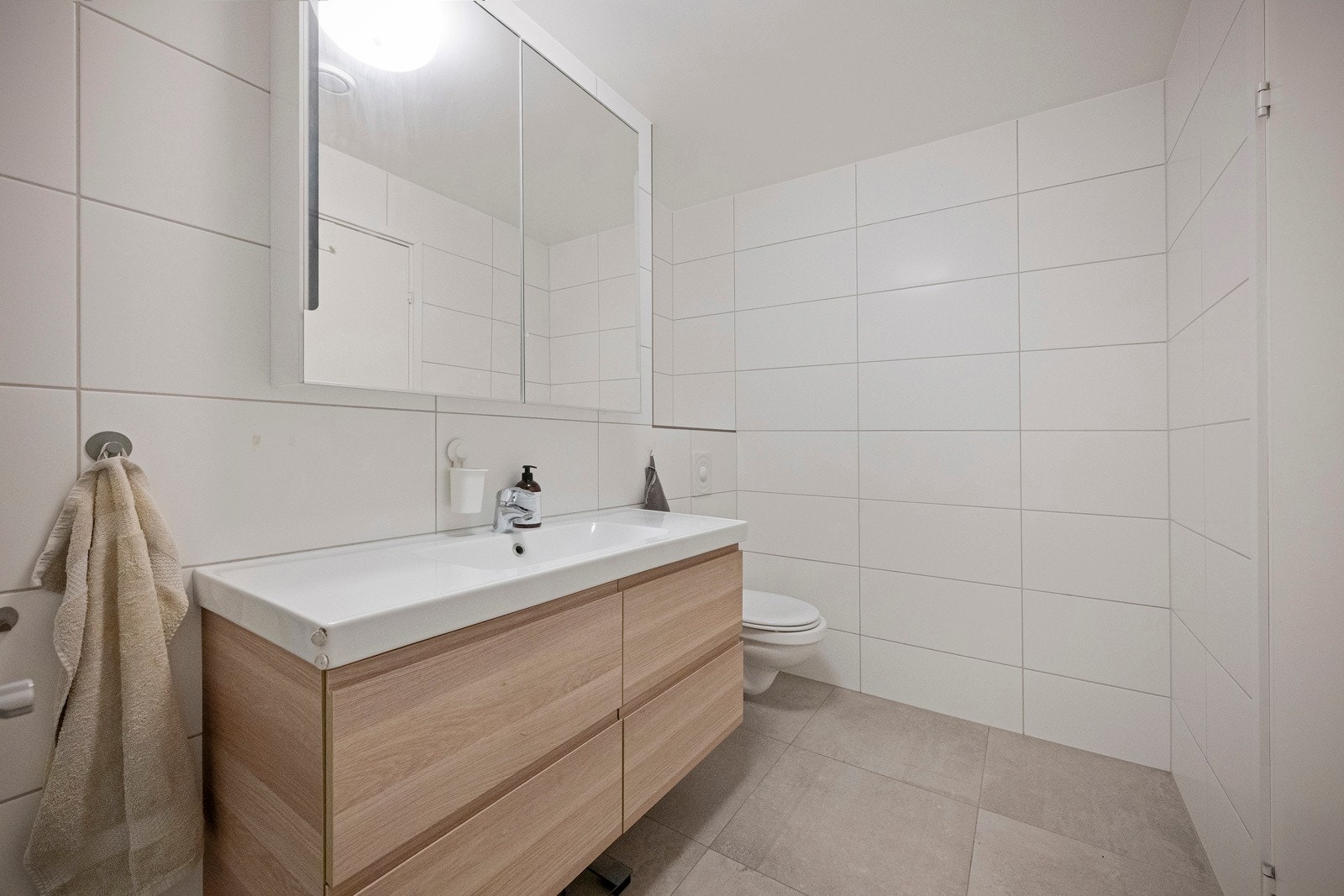 Badene i underetasjen er praktisk plassert i tilknytning til soverommene og holder høy standard, noe som gjør boligen svært godt tilpasset både familie og gjester. Galleribilde