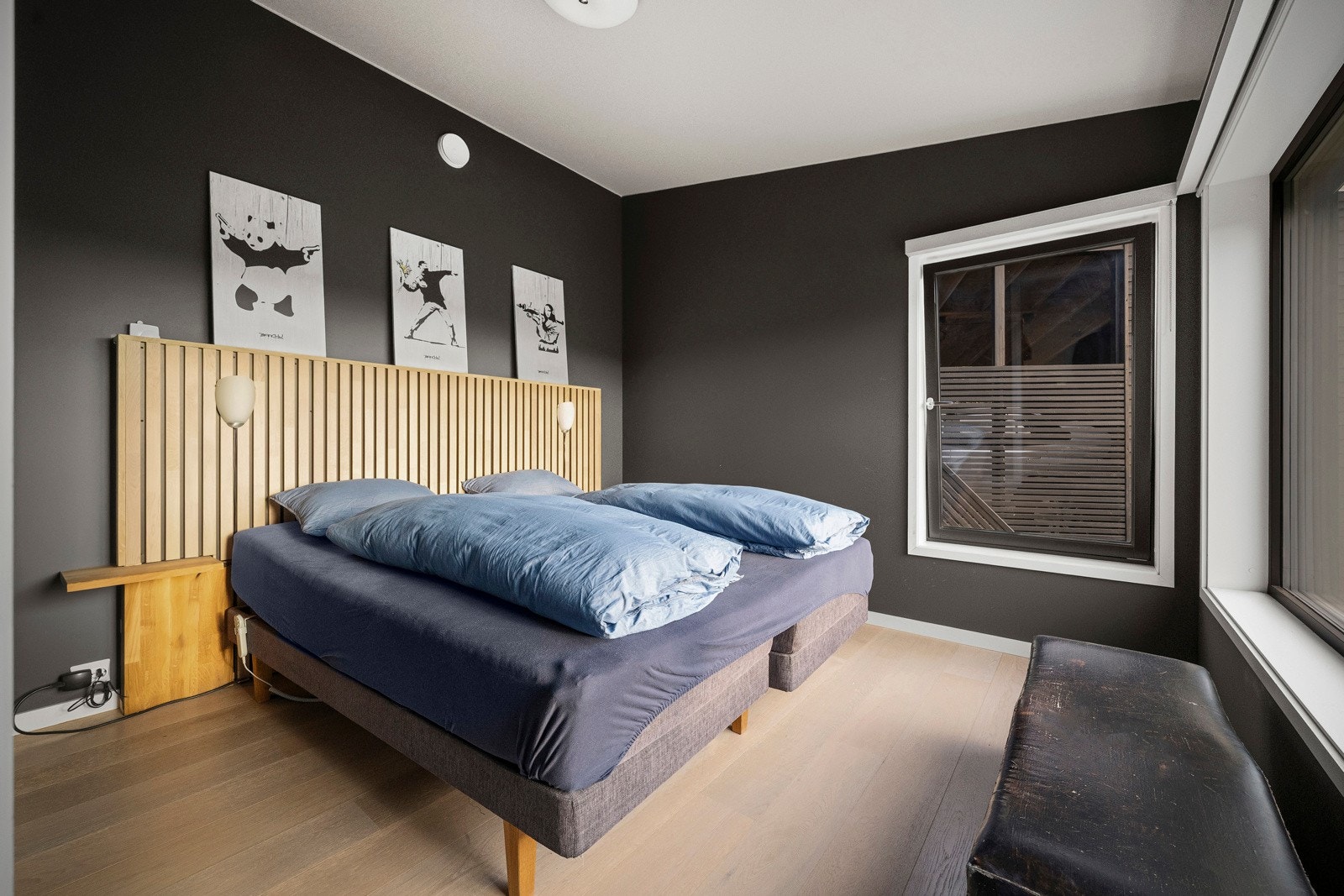 Boligen har totalt fem gode soverom, hvorav ett er plassert i hovedetasjen. Galleribilde