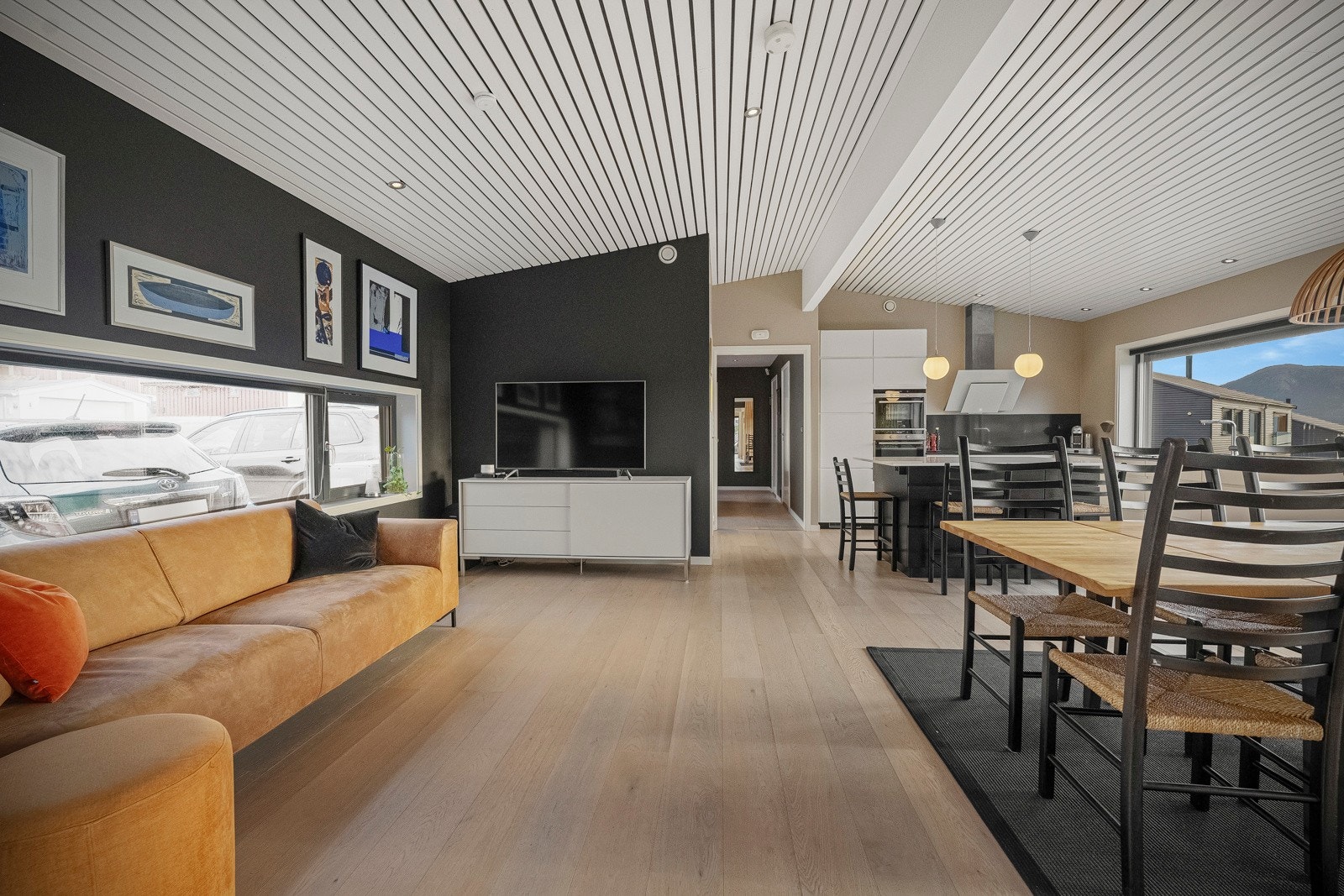 Kjøkkenet fungerer perfekt som et allrom for hele familien, med god plass til både spisebord, sofakrok og flere sittegrupper, og skaper et naturlig samlingspunkt for både hverdagsliv og sosiale sammenkomster. Galleribilde