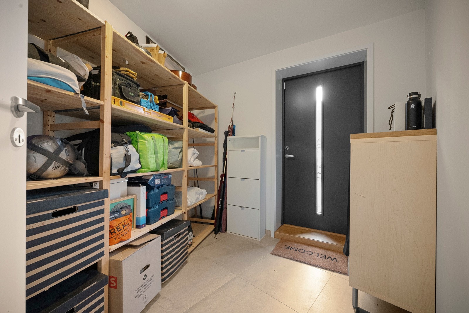 Boligen har en egen utgang i underetasjen fra TV-stue/soverom. Galleribilde