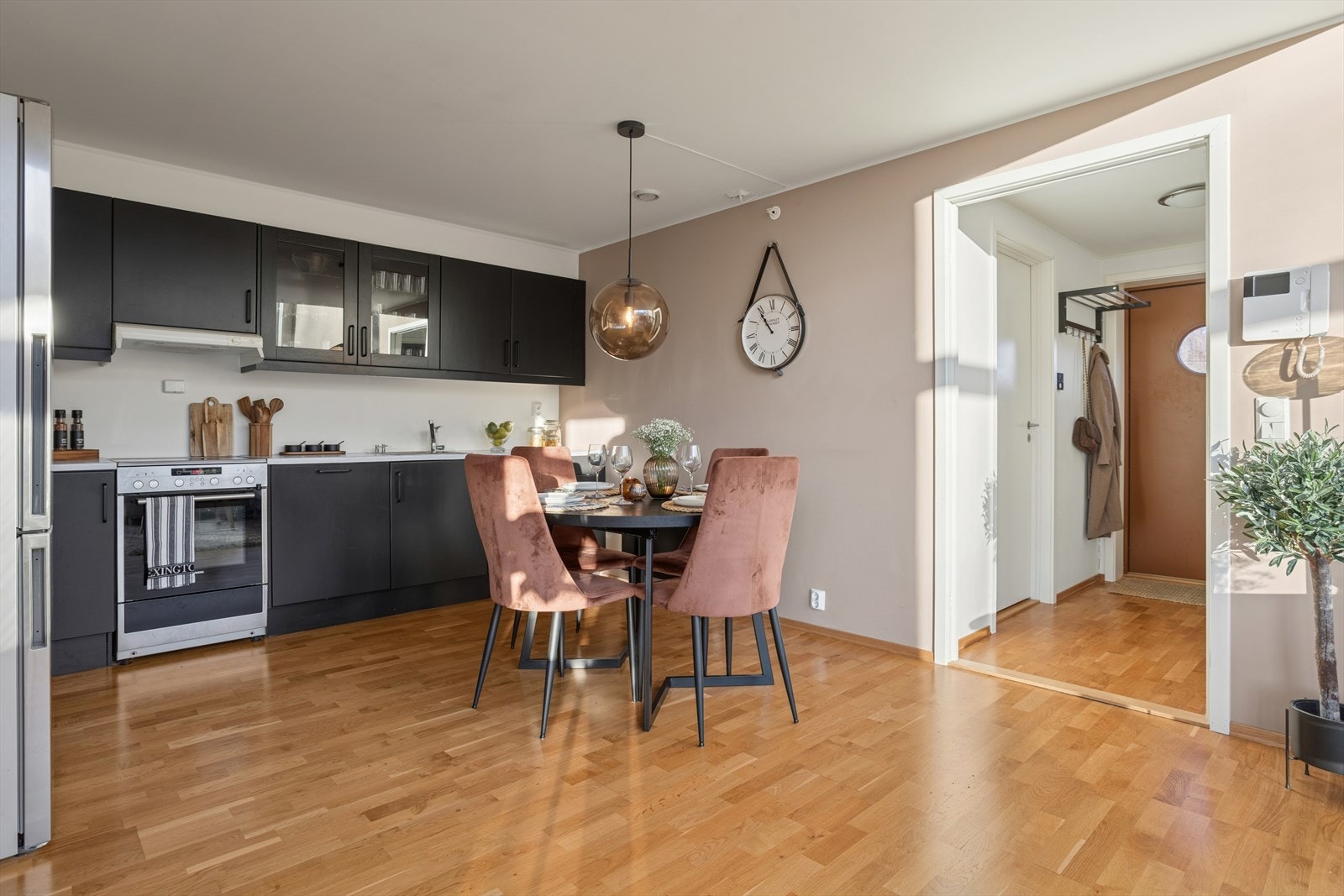 Vi beveger oss inn til kjøkken/stue-løsningen, hvor den åpne planløsningen gir et lyst og trivelig oppholdsområde. Galleribilde