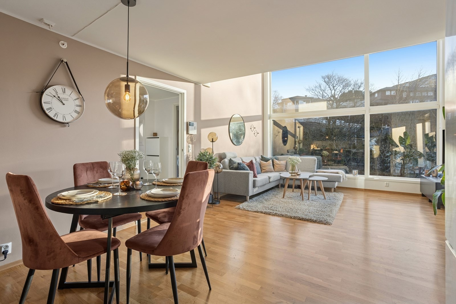 Vi beveger oss ut igjen til stuen. Her får du rikelig med lys gjennom store vindusoverflater. Galleribilde