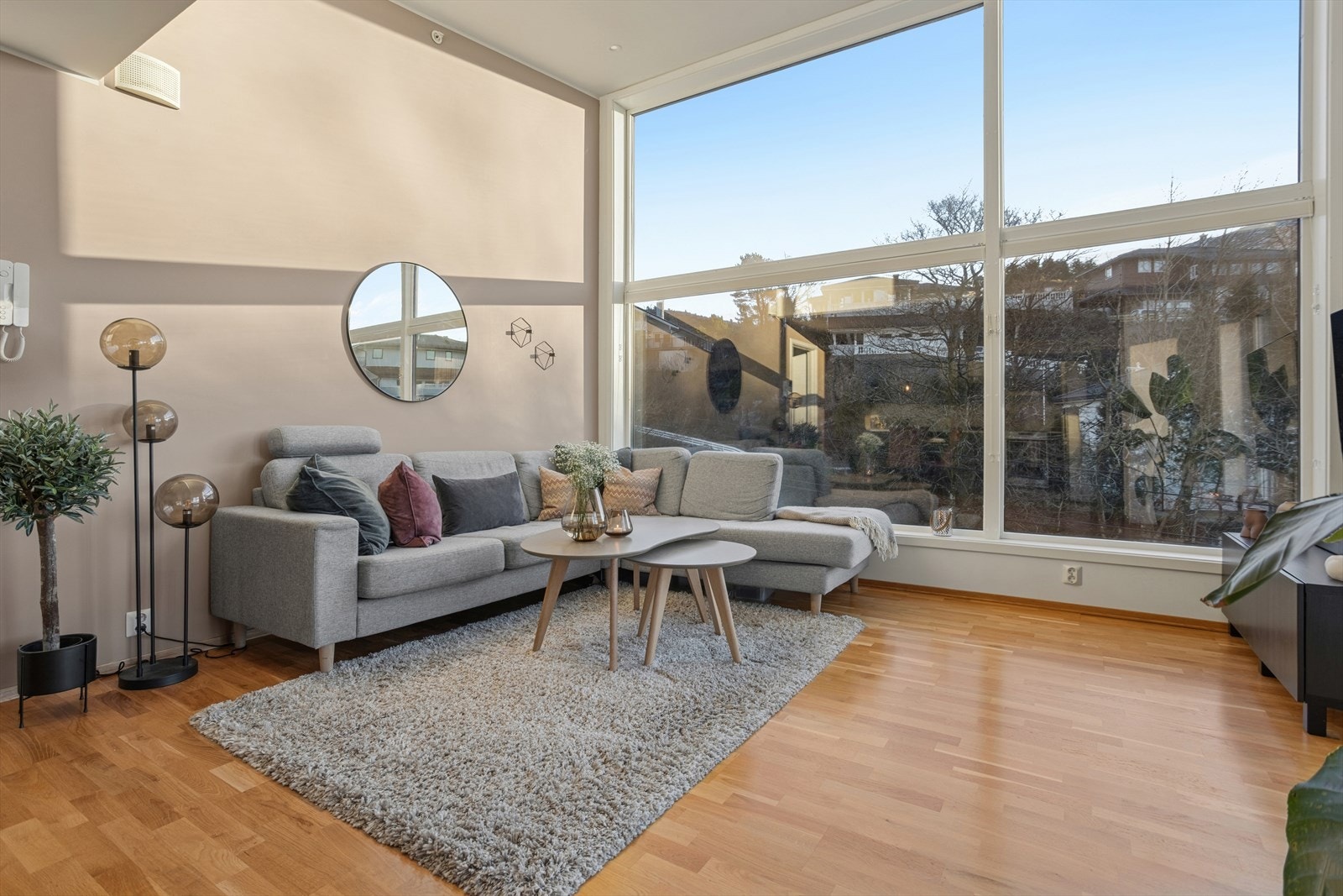 Installert fast solskjerimg(plisegardiner) på de to nederste vinduene i stuen + hele vinduet ved siden av terrassedøren Galleribilde