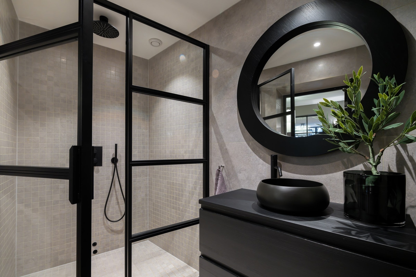 Varmekabler i gulv og downlights belysning i tak.
Det foreligger dokumentasjon på utført arbeid. Galleribilde