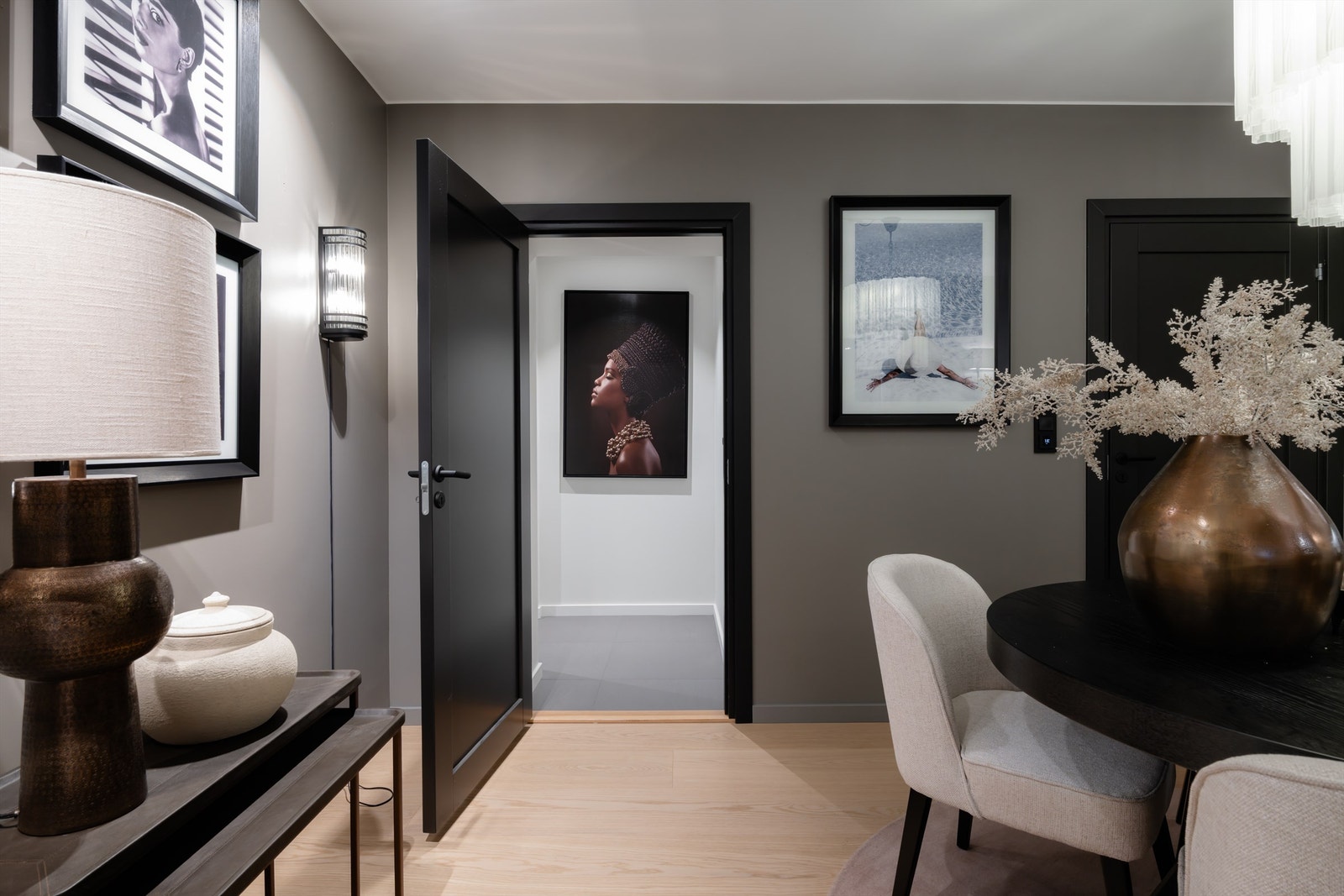 Fra spisestuen er det adkomst til separat vaskerom. Galleribilde