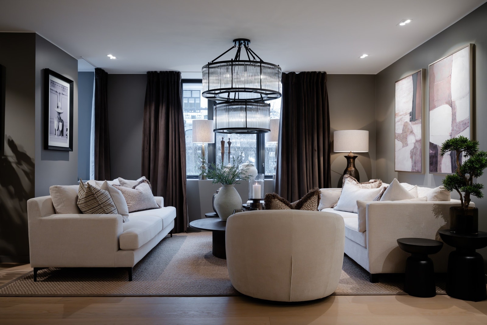 Stor hovedstue med lys fra to sider ut mot frodig forhage. Galleribilde