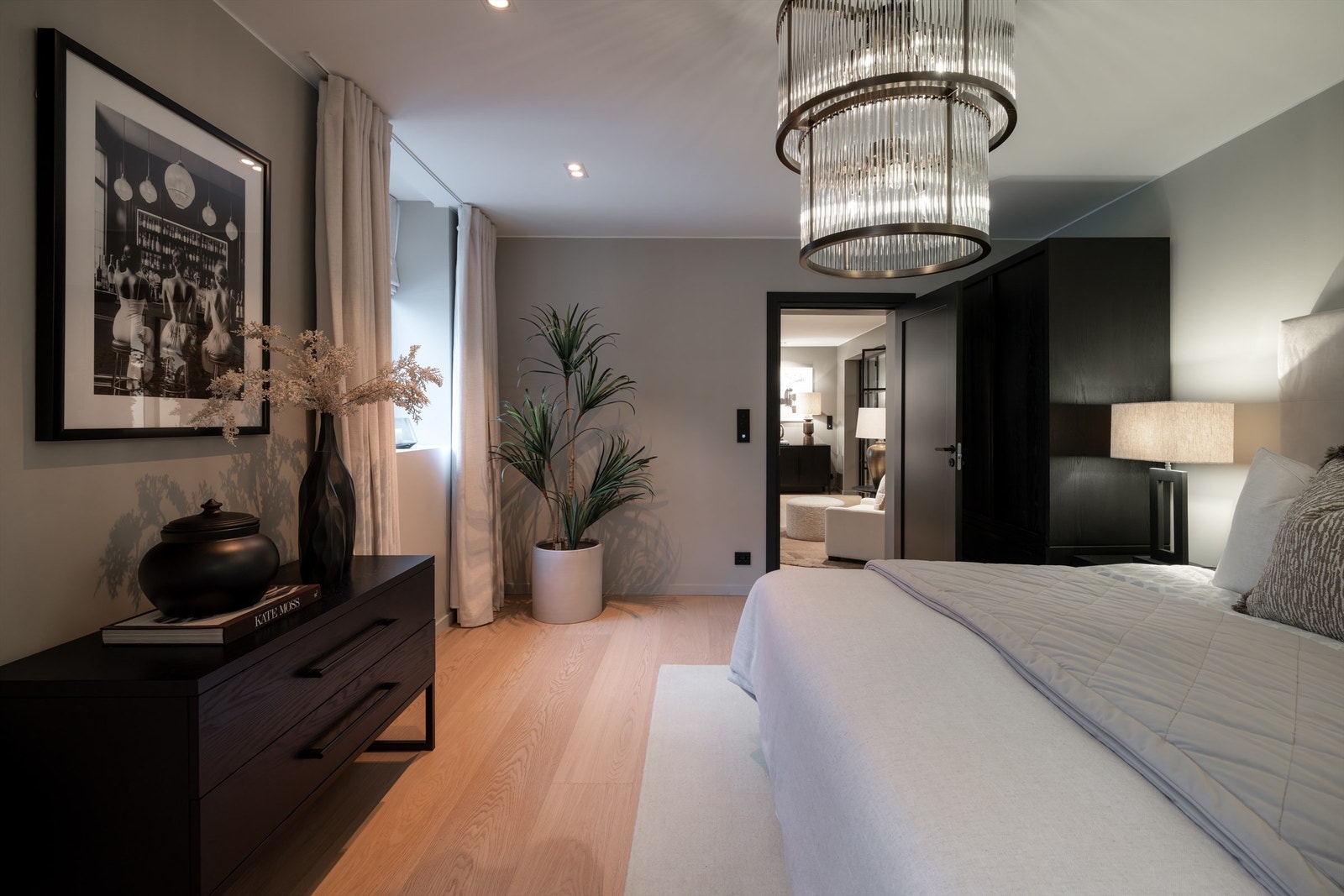 God plass til dobbeltseng og garderobeløsninger Galleribilde