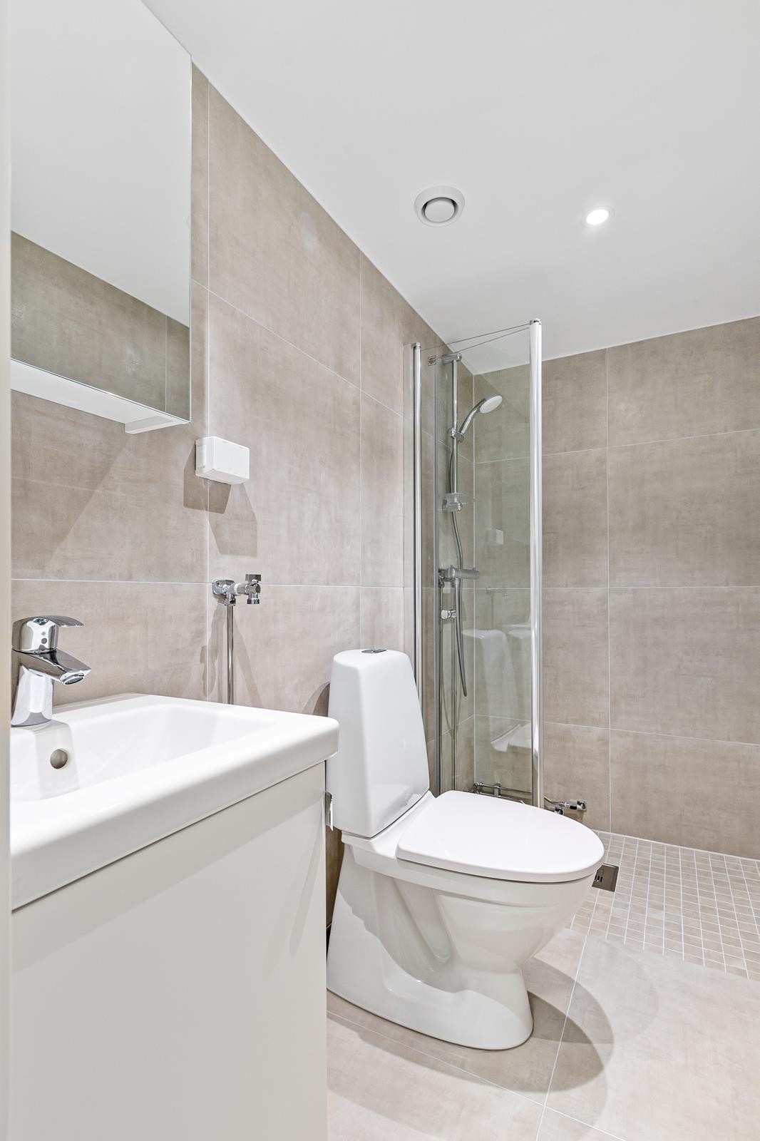 Lekkert flislagt bad med varmekabler Galleribilde