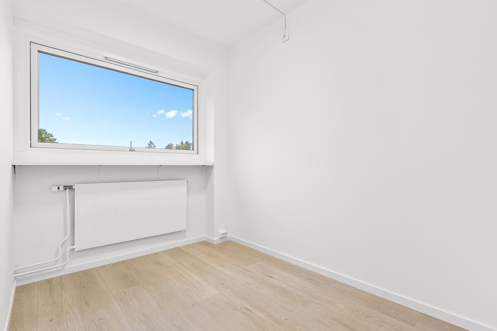 Soverom med god plass til dobbeltseng Galleribilde