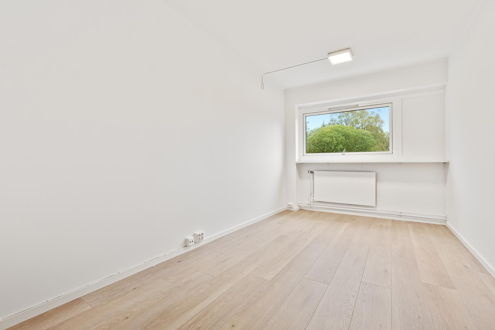 Romslig stue som er enkel å møblere Galleribilde