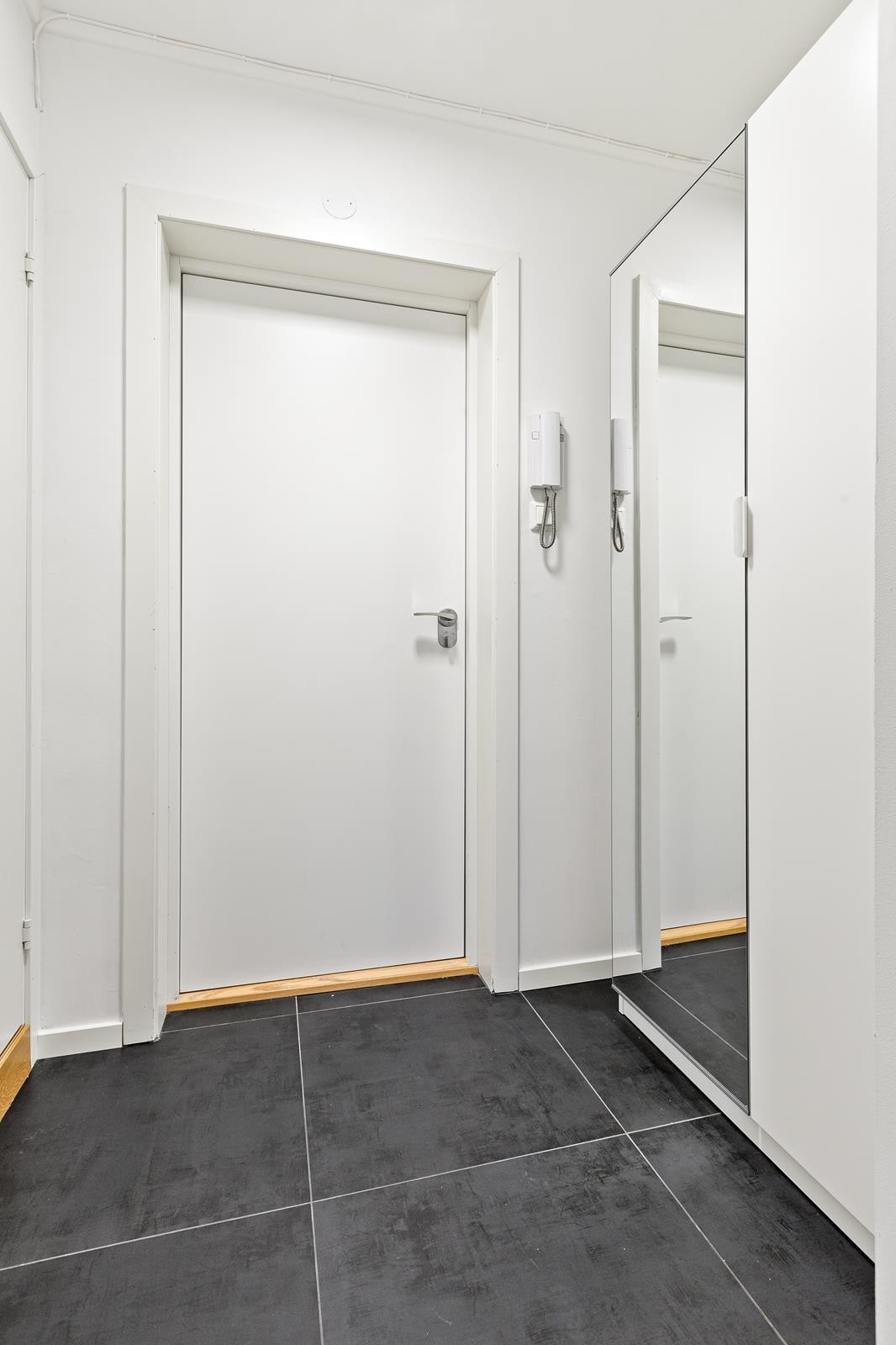 Entré med skap og dørcalling Galleribilde