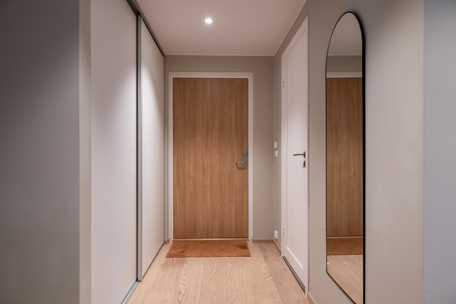 Entrè med god plass til oppbevaring av klær og sko i skyvedørsgarderobe. Galleribilde