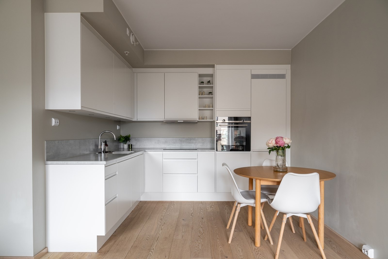 Kjøkkenet er funksjonelt og brukervennlig. Hvitevarer som stekeovn, kombiskap, induksjonstopp og oppvaskmaskin er integrert og medfølger i handelen. Galleribilde