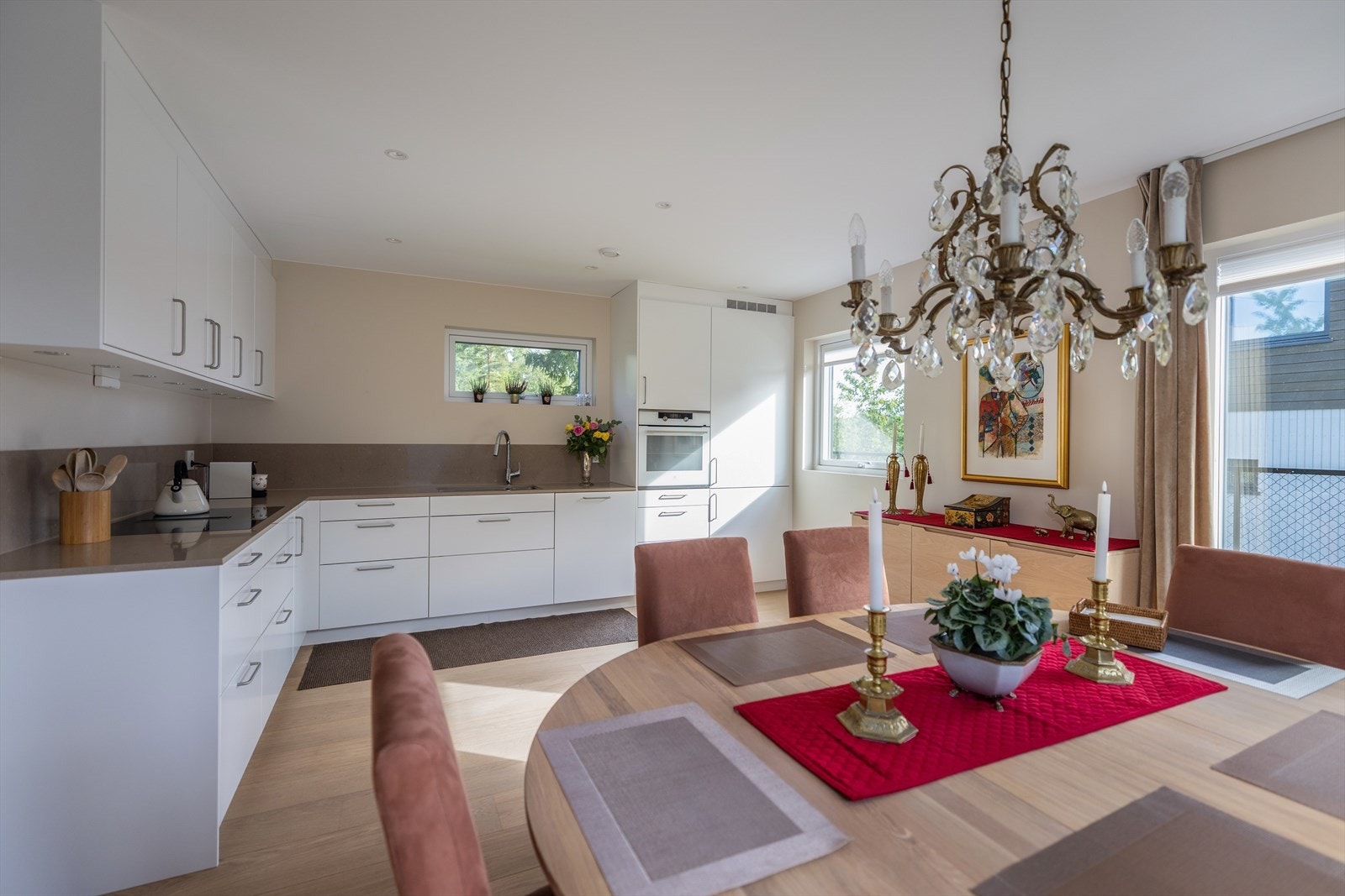 Rommet har nydelig lysinnslipp fra tre himmelretninger. Galleribilde