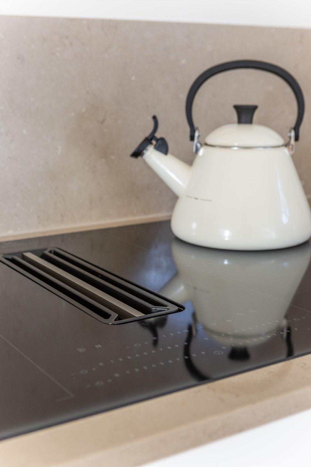 Kjøkkenet har kullfilterventilator, og for øvrig er det balansert ventilasjon med avtrekk fra badene. Galleribilde