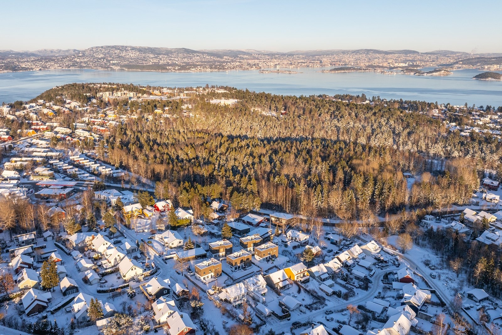 Eiendommen ligger midt mellom Flaskebekktjernet og Skoklefalltjernet. Galleribilde