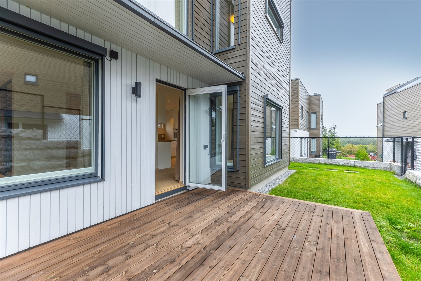 Med inngjerdet eiendom, kan både små og firbente leke trygt. Galleribilde