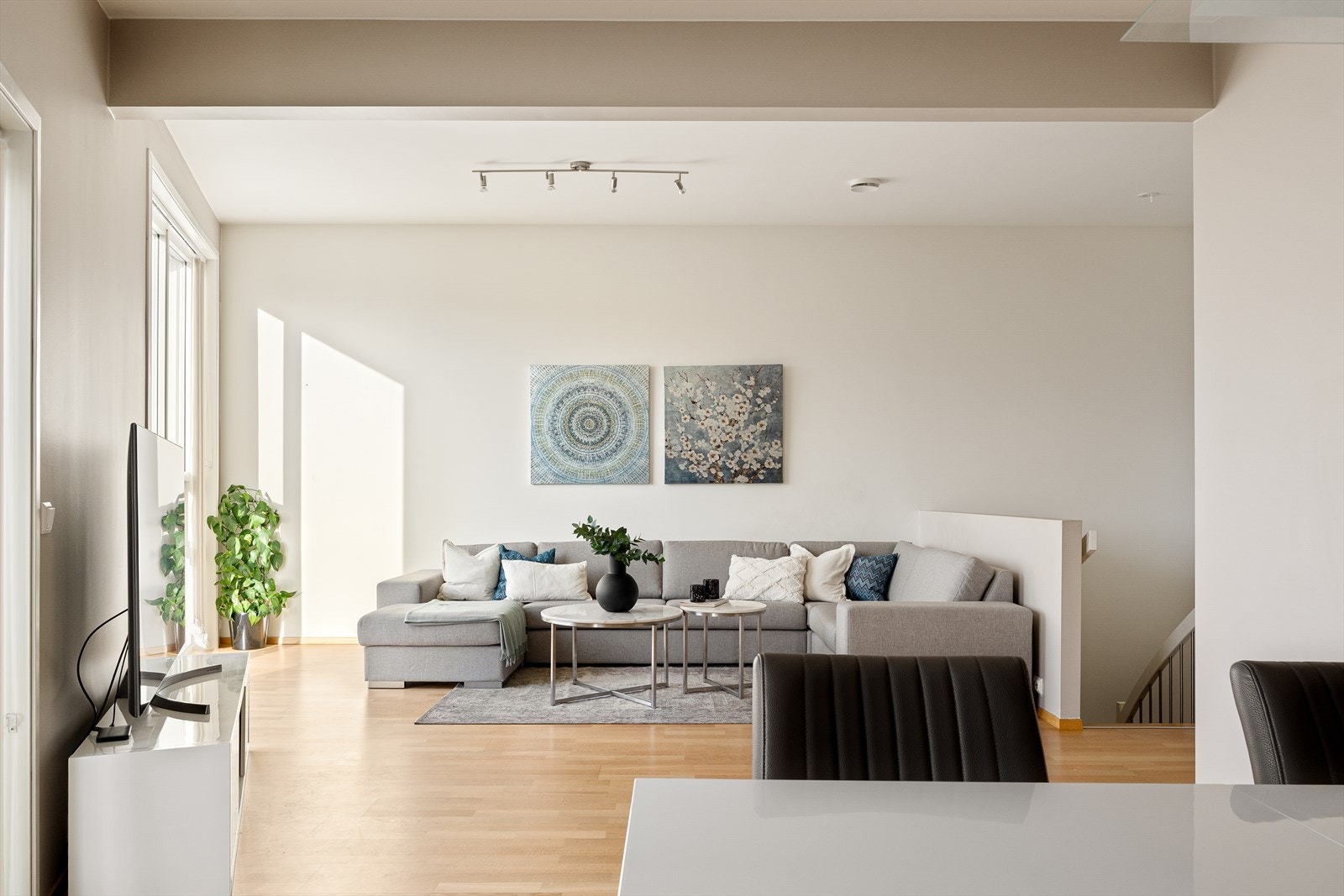 Romslig stue med god møbleringsfrihet og harmonisk planløsning som skaper en lun og innbydende atmosfære. Galleribilde