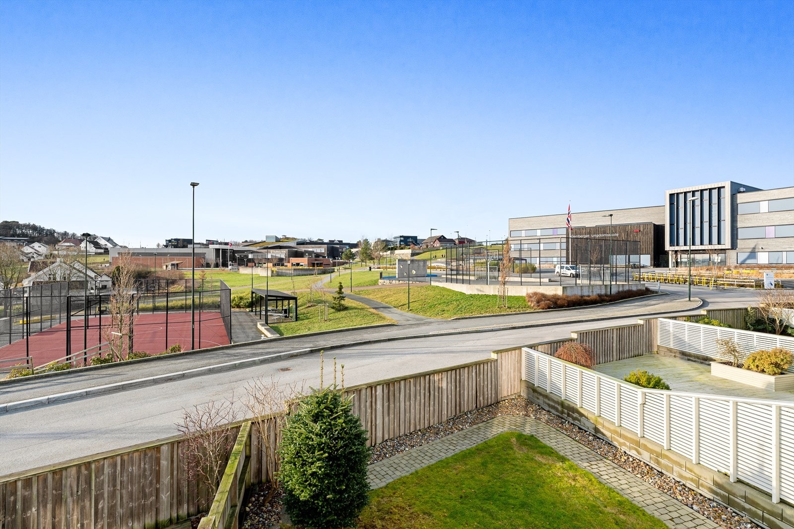 Kjerrberget ungdomsskole ligger i umiddelbar nærhet til boligen Galleribilde