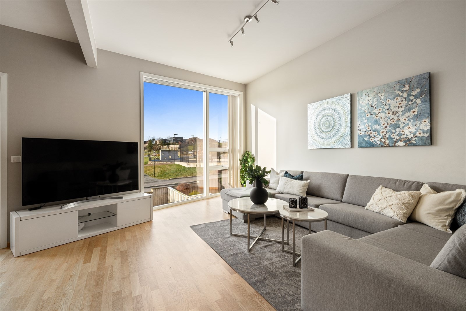 Stuen har store vindusflater som gir fin romfølelse og en behagelig kontakt med uteområdet, samtidig som løsningen gir fleksible innredningsmuligheter. Galleribilde