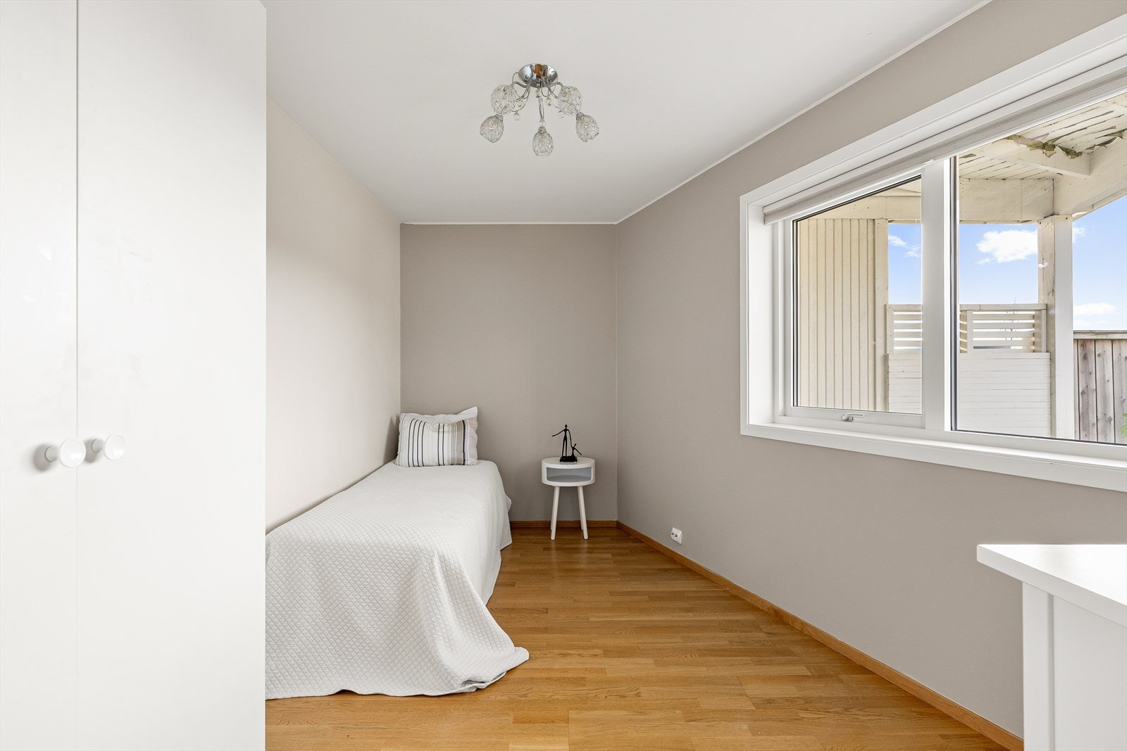 Praktisk soverom som egner seg godt som barnerom, gjesterom eller hjemmekontor Galleribilde