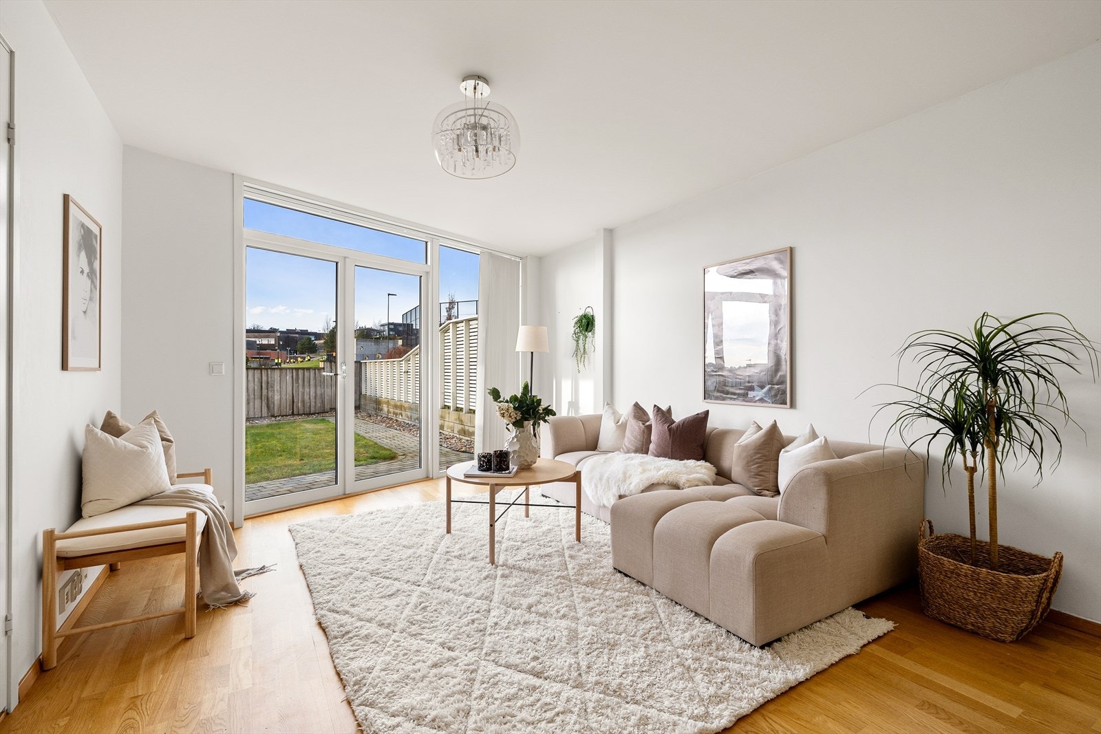 Romslig og lettmøblert stue med plass til både sofagruppe og sittehjørne. Galleribilde