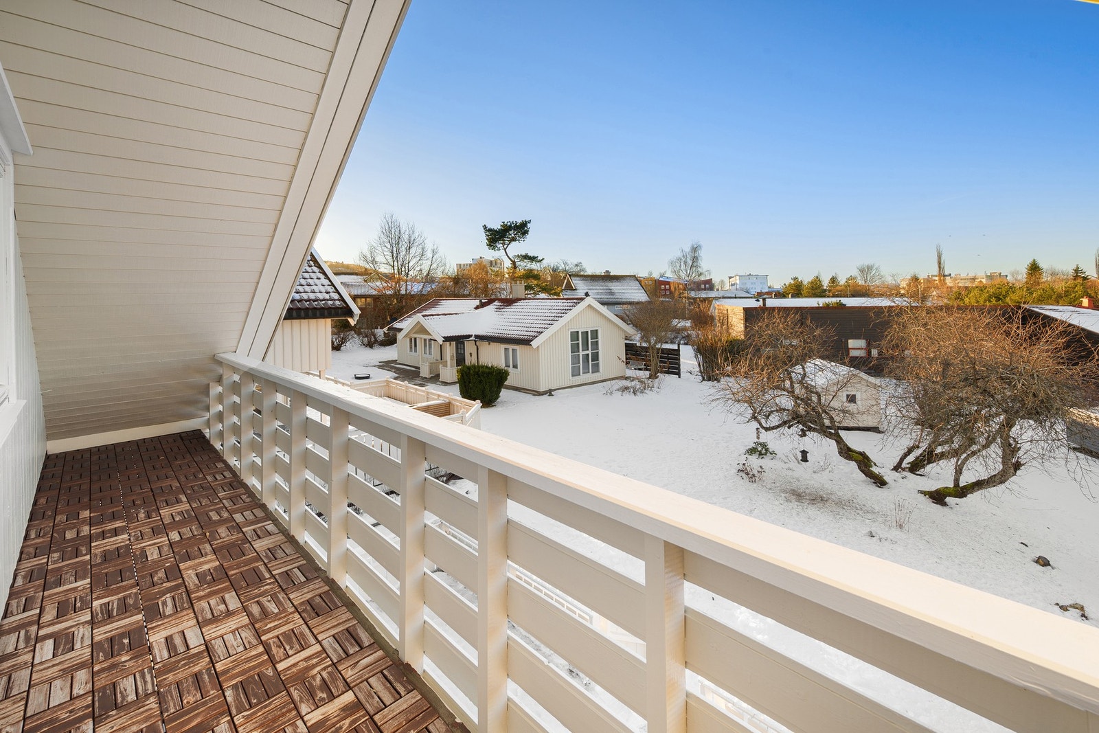 Utgang til egen balkong med fin utsikt. Galleribilde