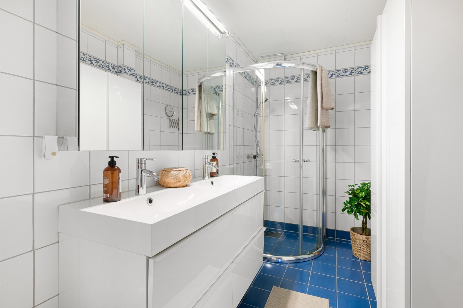 Boligen har 3 bad. Ett i hver etasje. Galleribilde