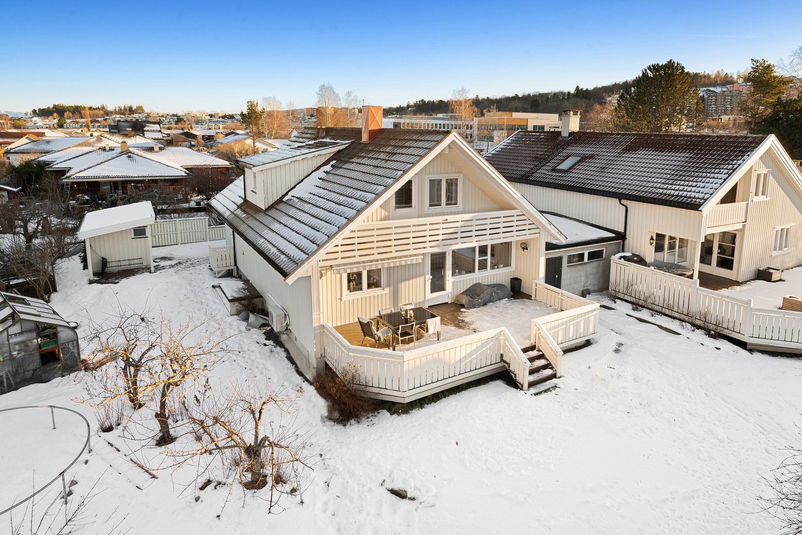 Boligen har en attraktiv beliggenhet på Moholt/ Åsvang. Tilbaketrukket i barnevennlige omgivelser. Galleribilde