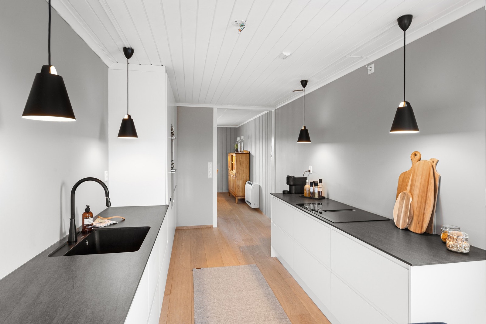 Et stilig, og praktisk kjøkken, med store arbeidsflater og godt med skapplass. Galleribilde