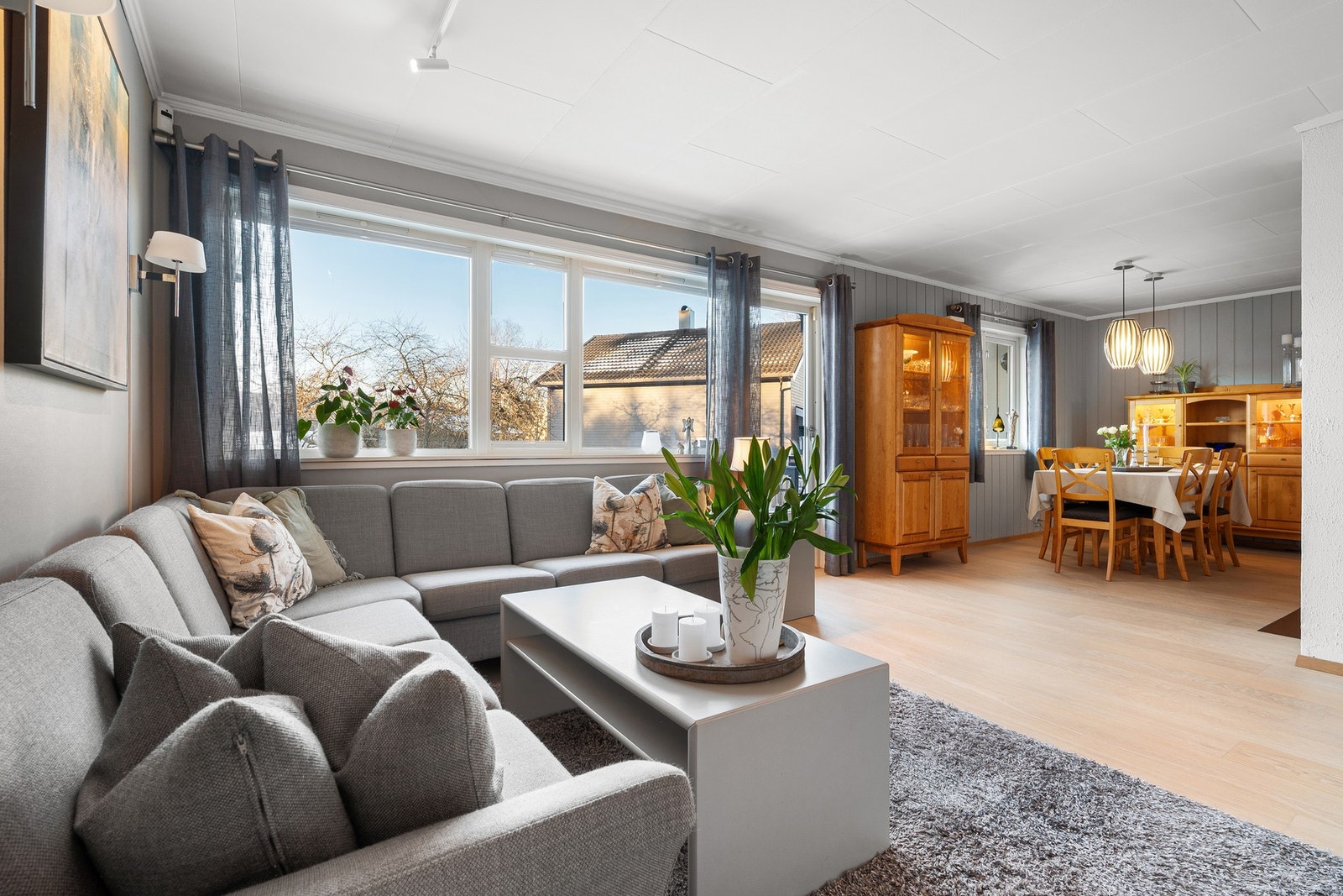 Store vindusflater gir masse lys og luft. Galleribilde