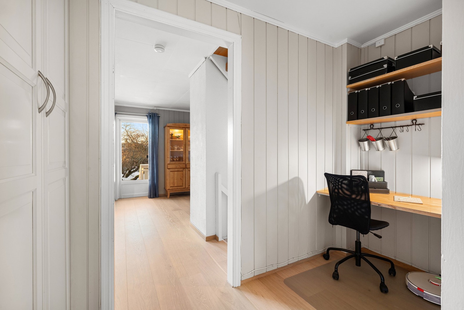 Fin løsning med plass til et skrivebord i gang. Galleribilde