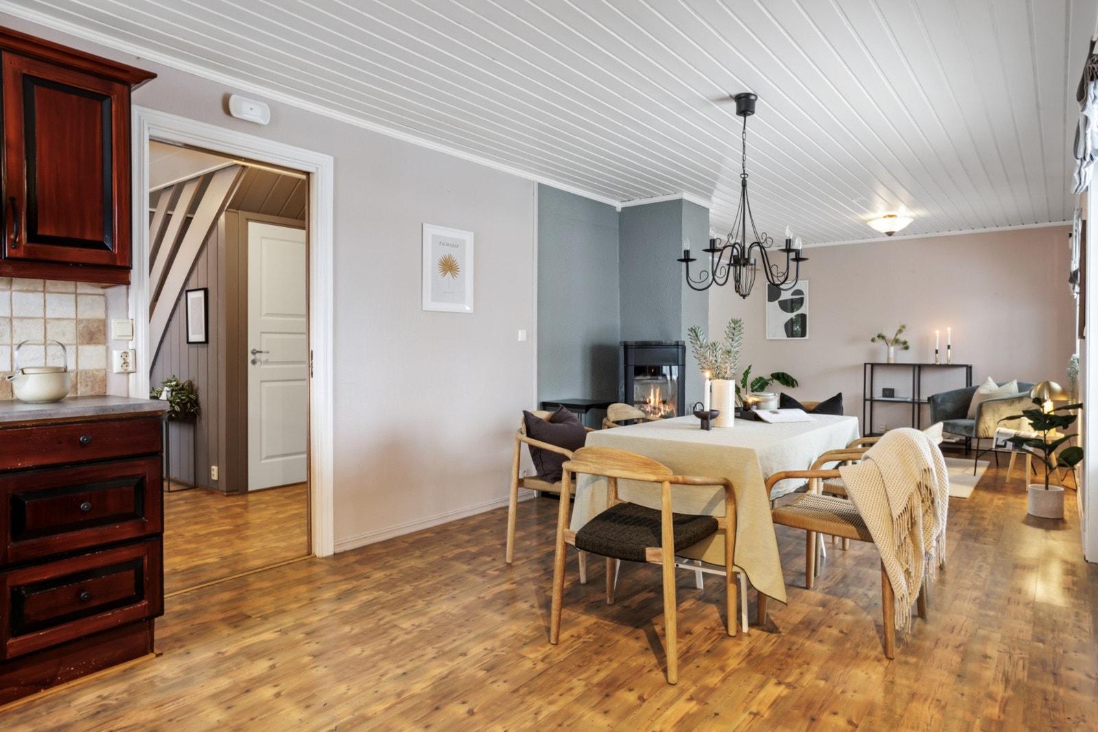 Åpen og sosial løsning hvor du kan nyte godt selskap samtidig som du har kontroll på matlagingen. Galleribilde