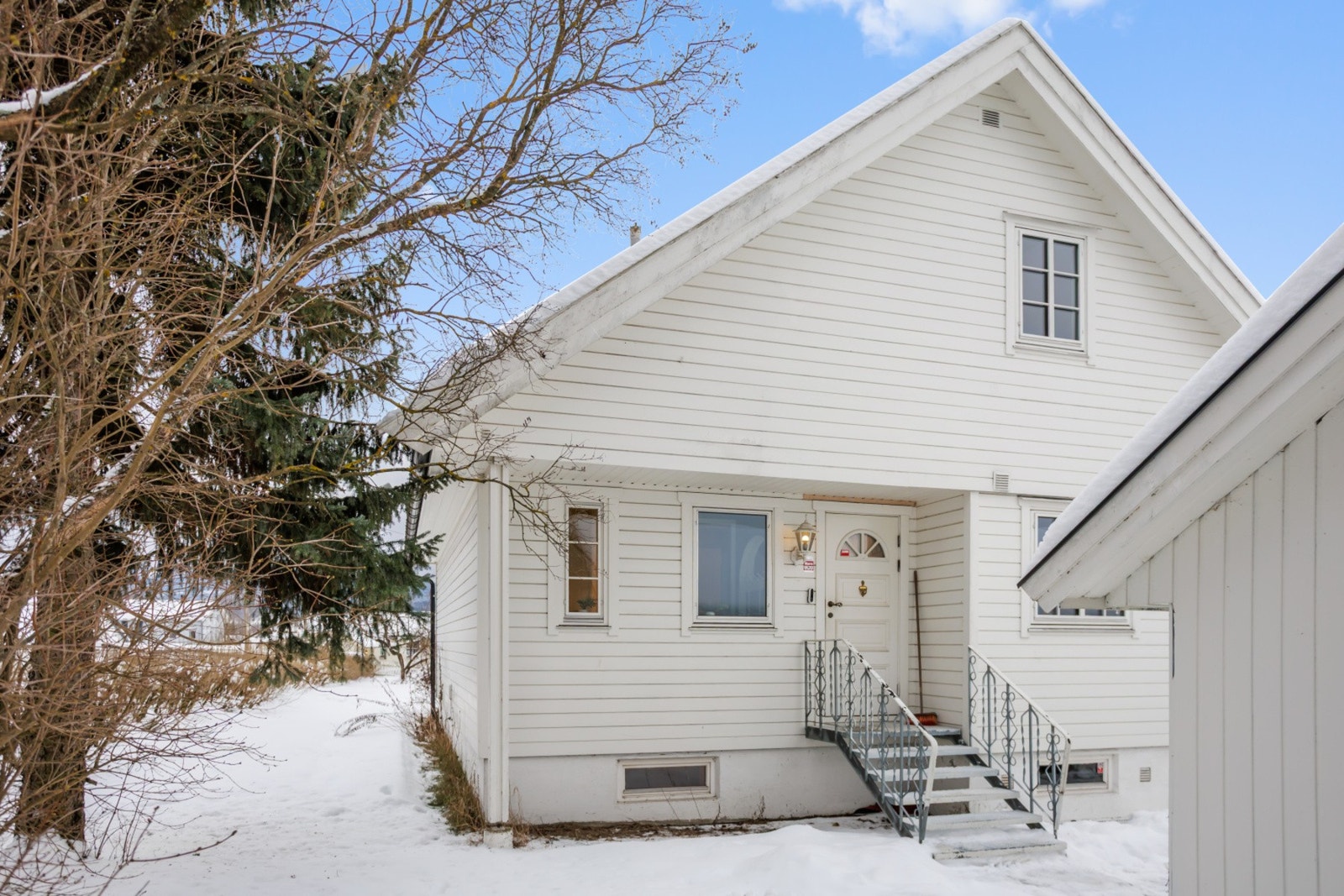 Koselig inngangsparti med trapp opp til entréen. Galleribilde