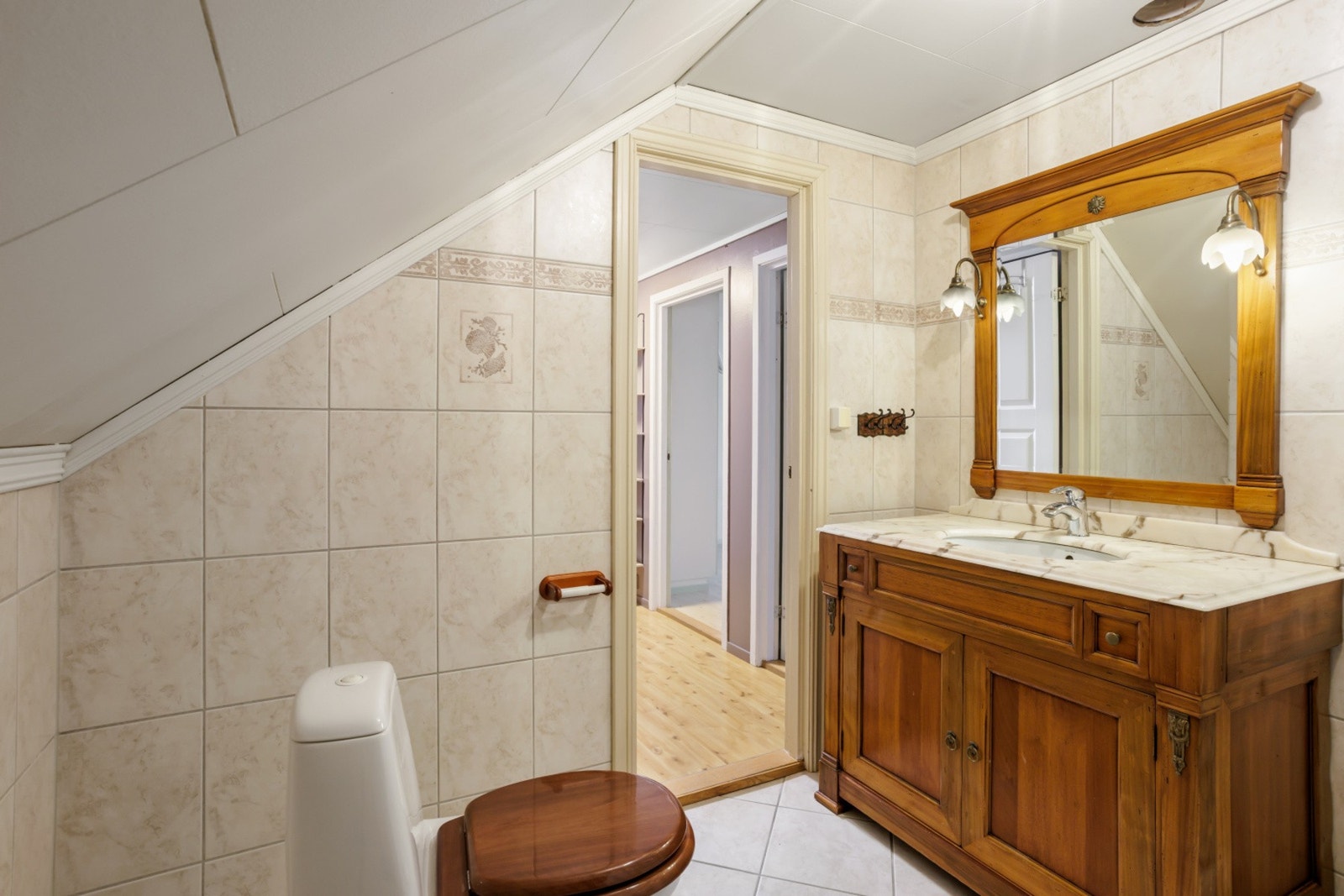 Her har du servantinnredning med dører, speil med sidelys, dusjkabinett og gulvstående toalett. Galleribilde