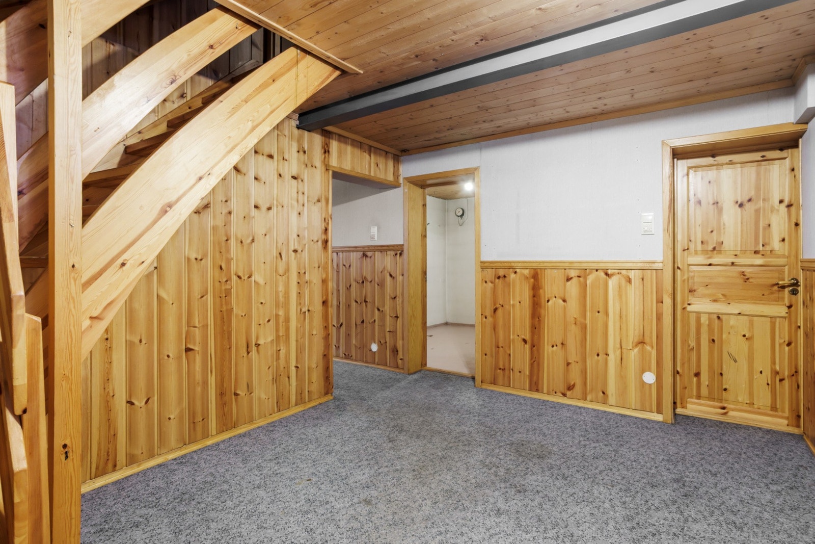 Gang/trapperom i kjeller. Galleribilde