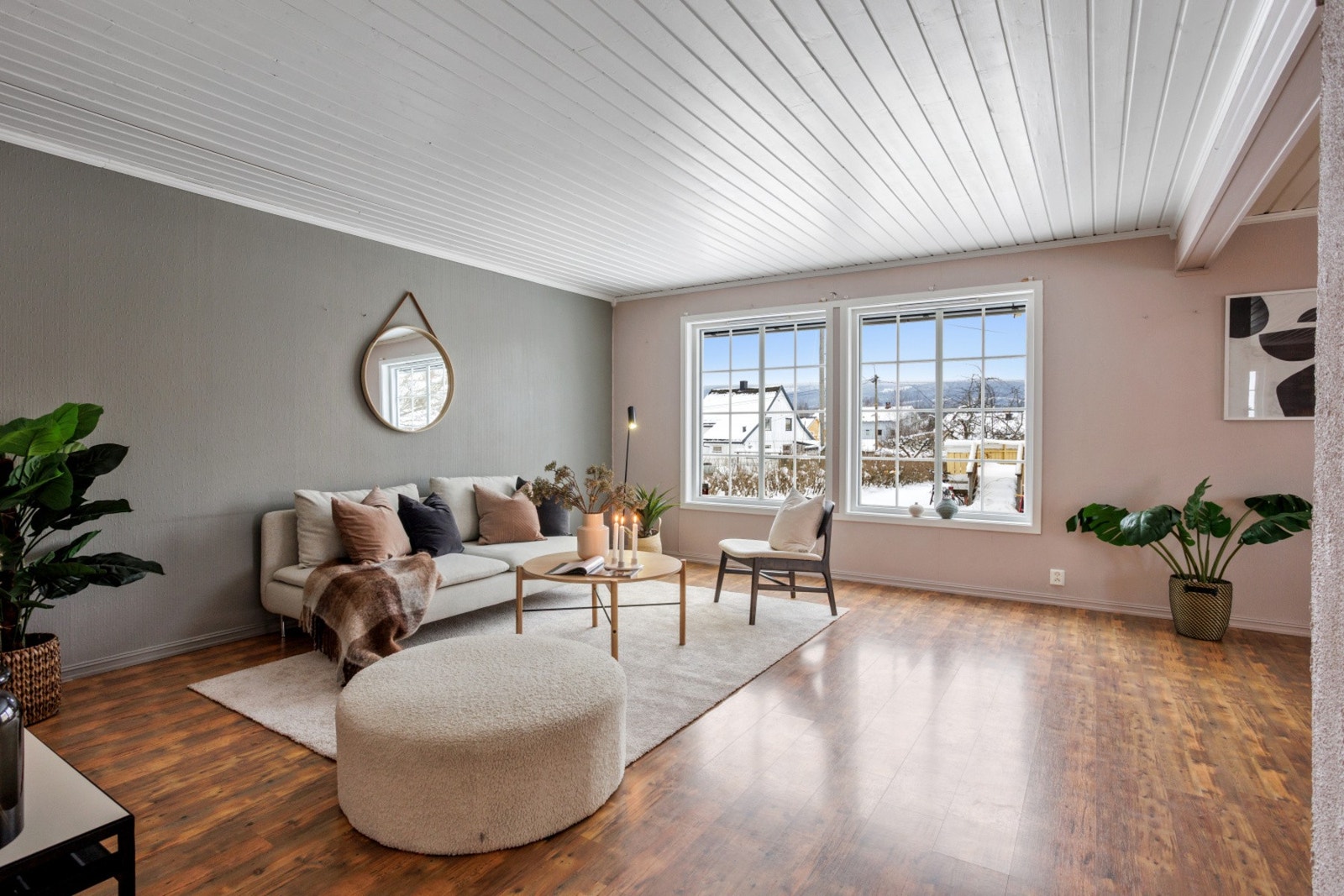 Store vindusflater som slipper inn rikelig med naturlig lys. Galleribilde