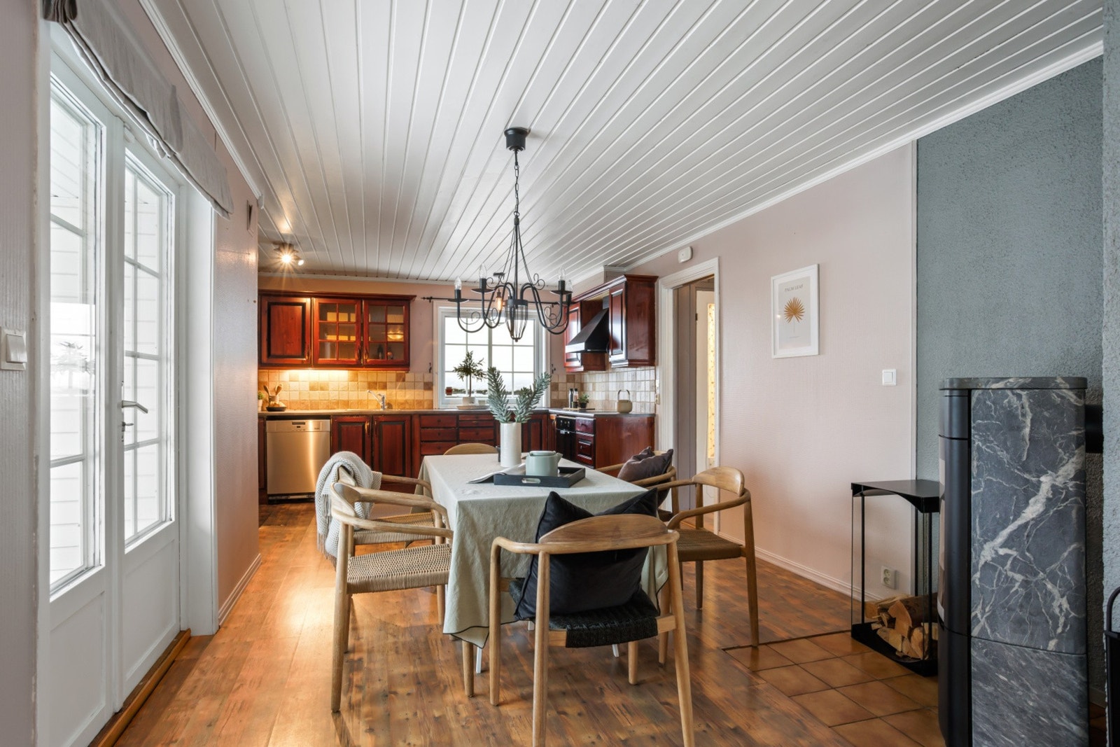 Fra spisestuen har du utgang til terrasse. Galleribilde