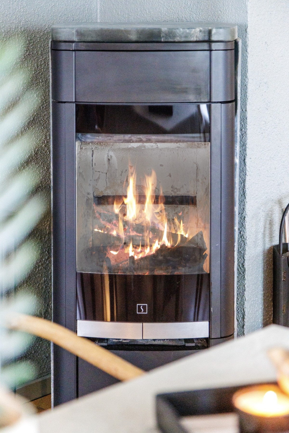 Flott peis ved spisestuen som varmer godt på sene kvelder. Galleribilde