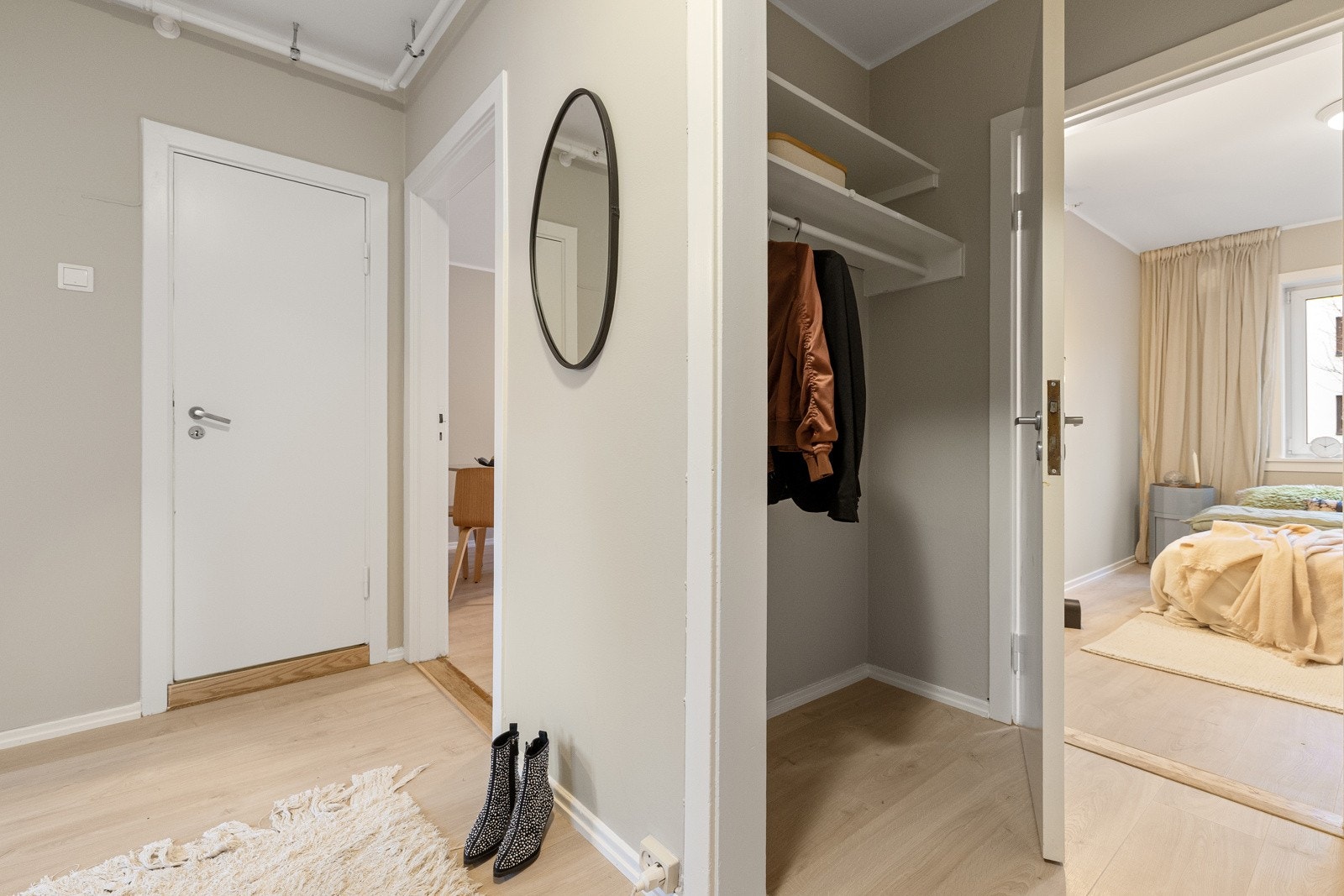 Lys og innbydende gang med god plass til oppbevaring. Praktisk løsning med garderobenisje og enkel adkomst til boligens øvrige rom. Galleribilde