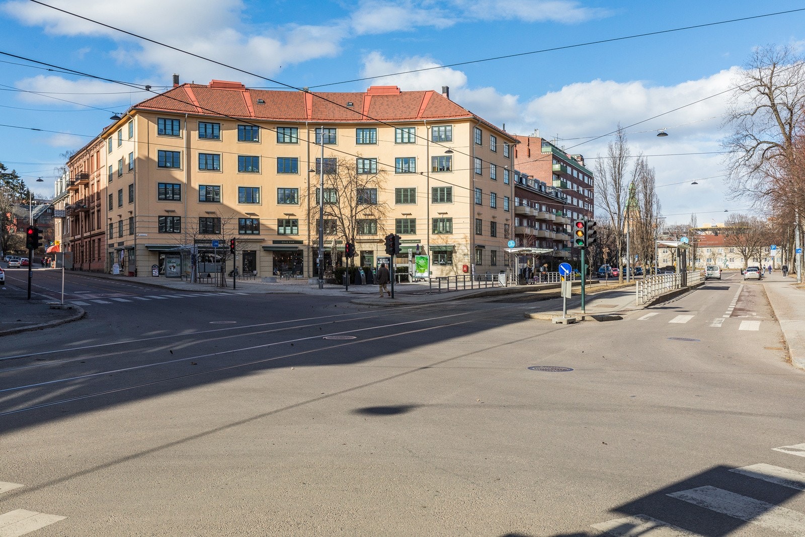 Leiligheten ligger sentralt til på Lindern/Adamstuen, et sjarmerende og populært område sentralt i Oslo, kjent for sin historiske sjarm og grønne omgivelser. Galleribilde