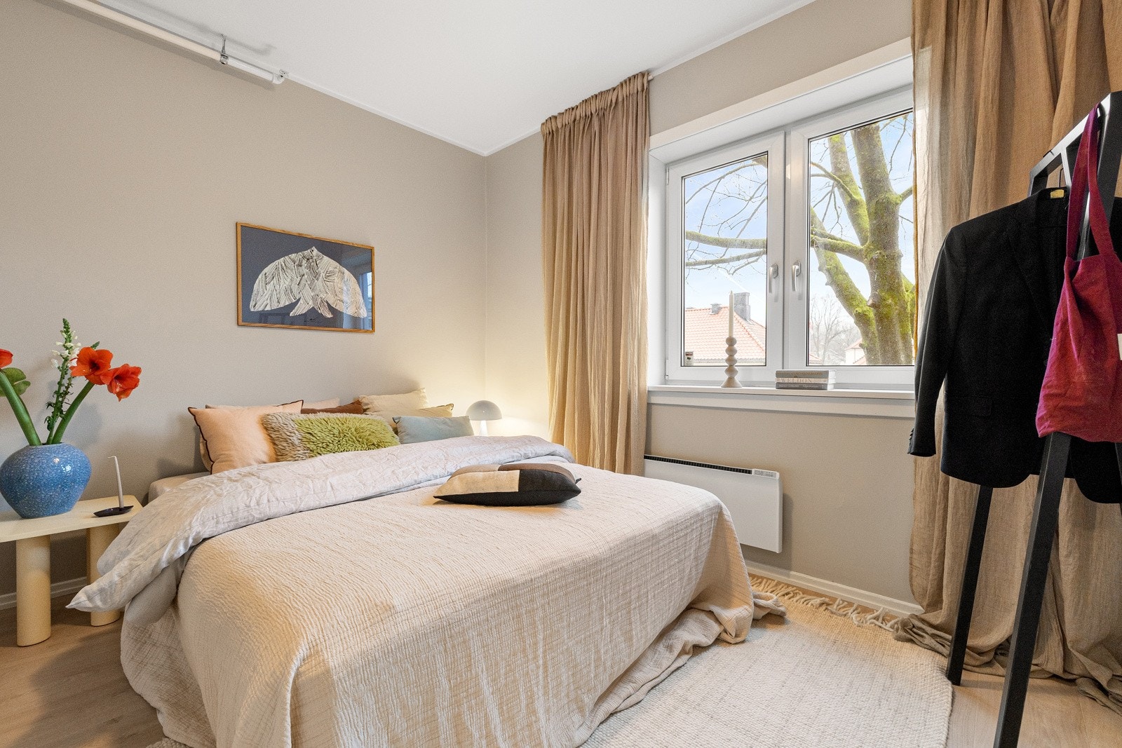 Leiligheten byr på to romslige soverom med god plass til dobbeltseng, nattbord og garderobeløsning. Soverom 1. Galleribilde