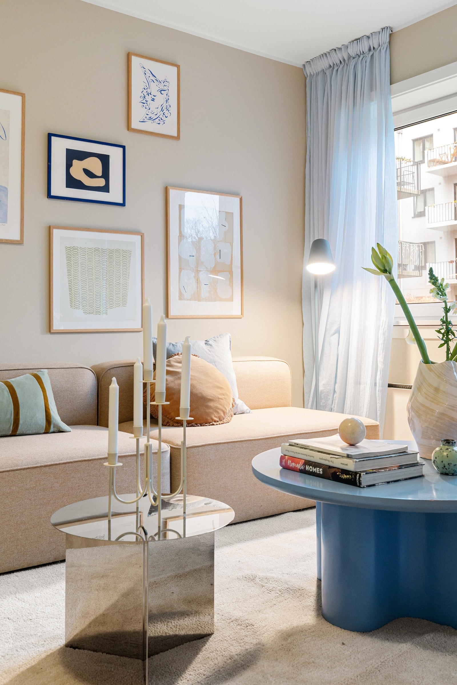 Leiligheten preges av lyse fargevalg og en god planløsning som skaper ulike sosiale soner. Galleribilde