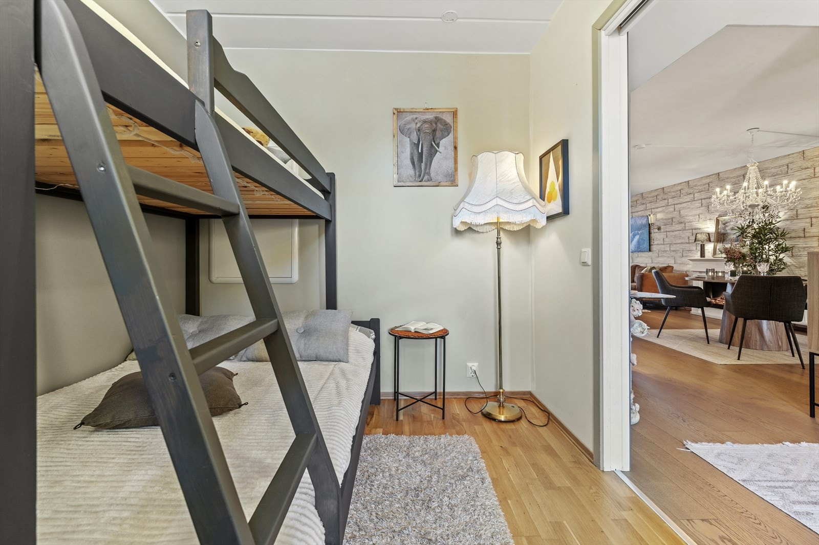 På soverommet er det tilgang til rørfordelingsskap og radiator. Galleribilde