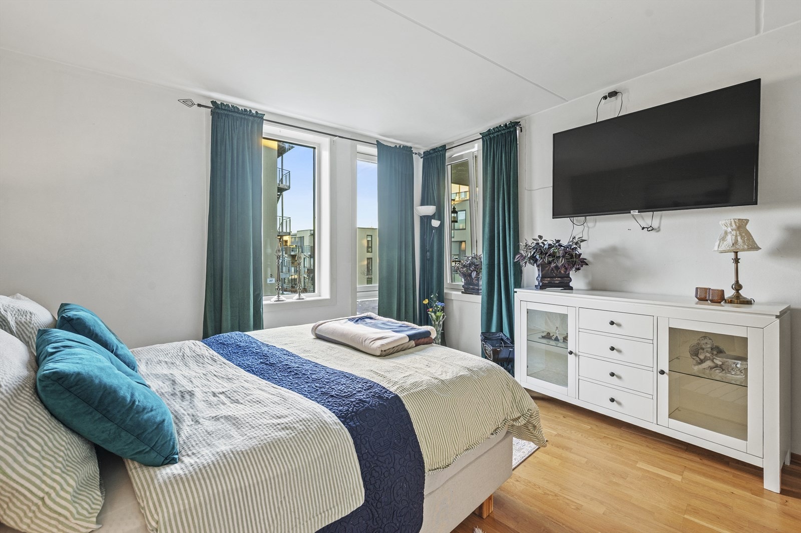 Soverom på 14m² med god plass til ønsket sengestørrelse og godt med naturlig lysinnslipp. Galleribilde