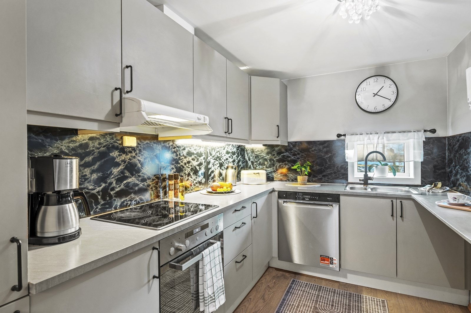 Praktisk kjøkken med god benkeplass, samt oppbevaringsmuligheter i over- og underskap. Galleribilde