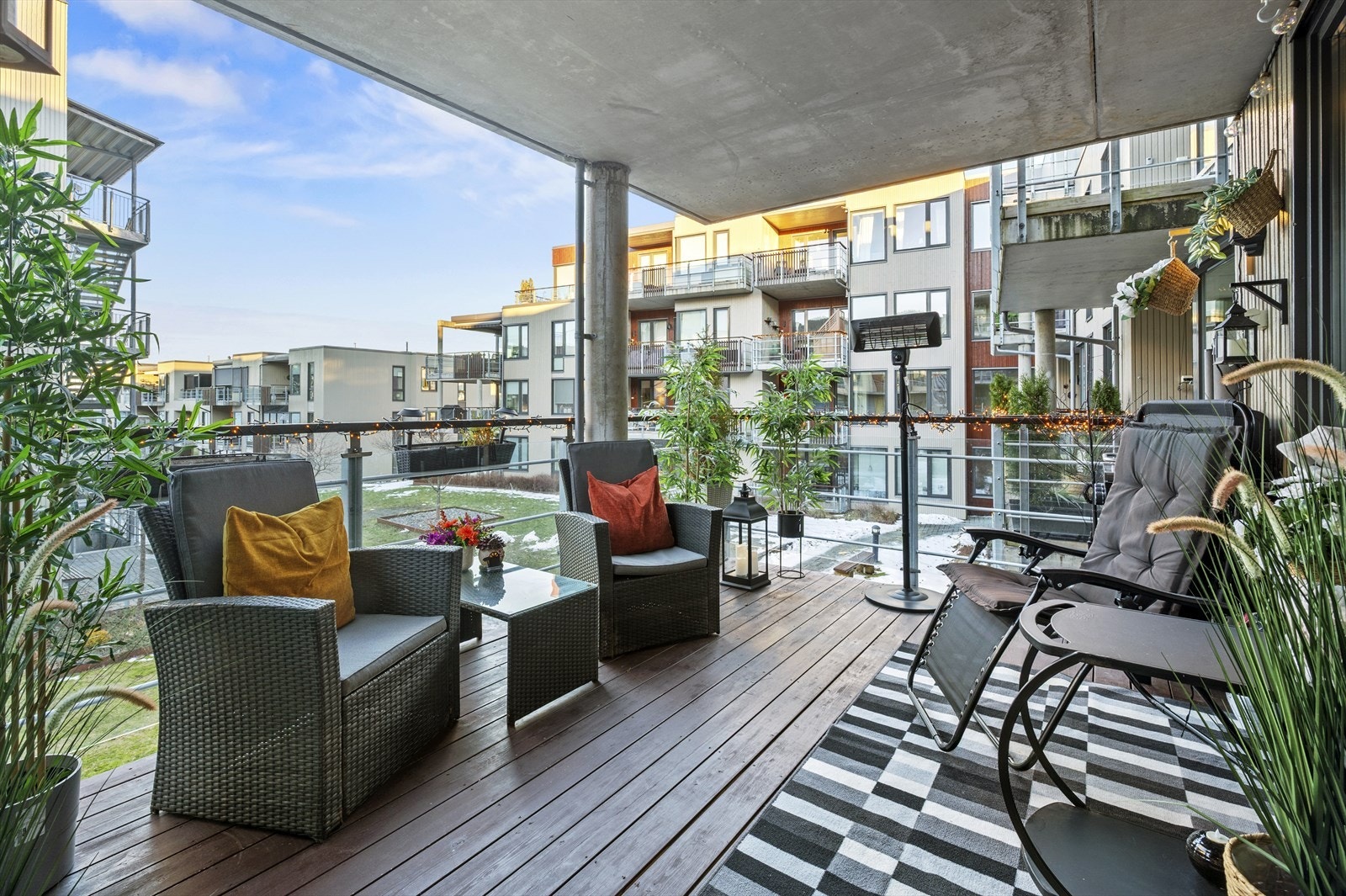 Balkongen er på 12m² med plass til ønsket sittegruppe. Galleribilde