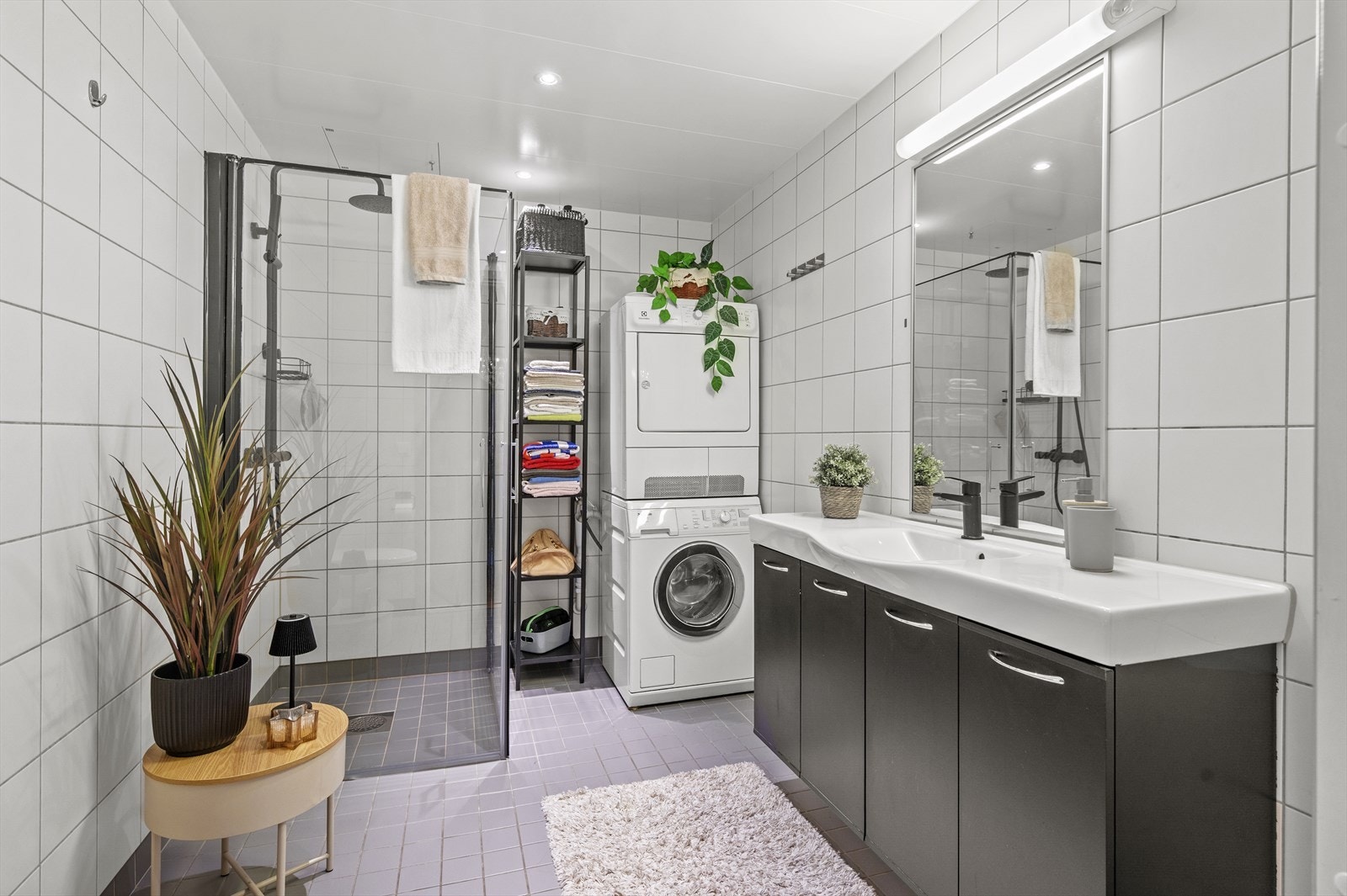 Badet er på 5,9m² med varme i gulv. Galleribilde