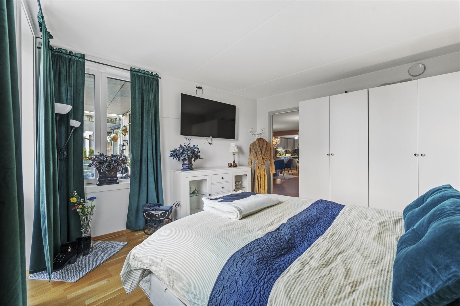 Parkett på gulv, malte plater på vegger og malte plater i himling. Galleribilde